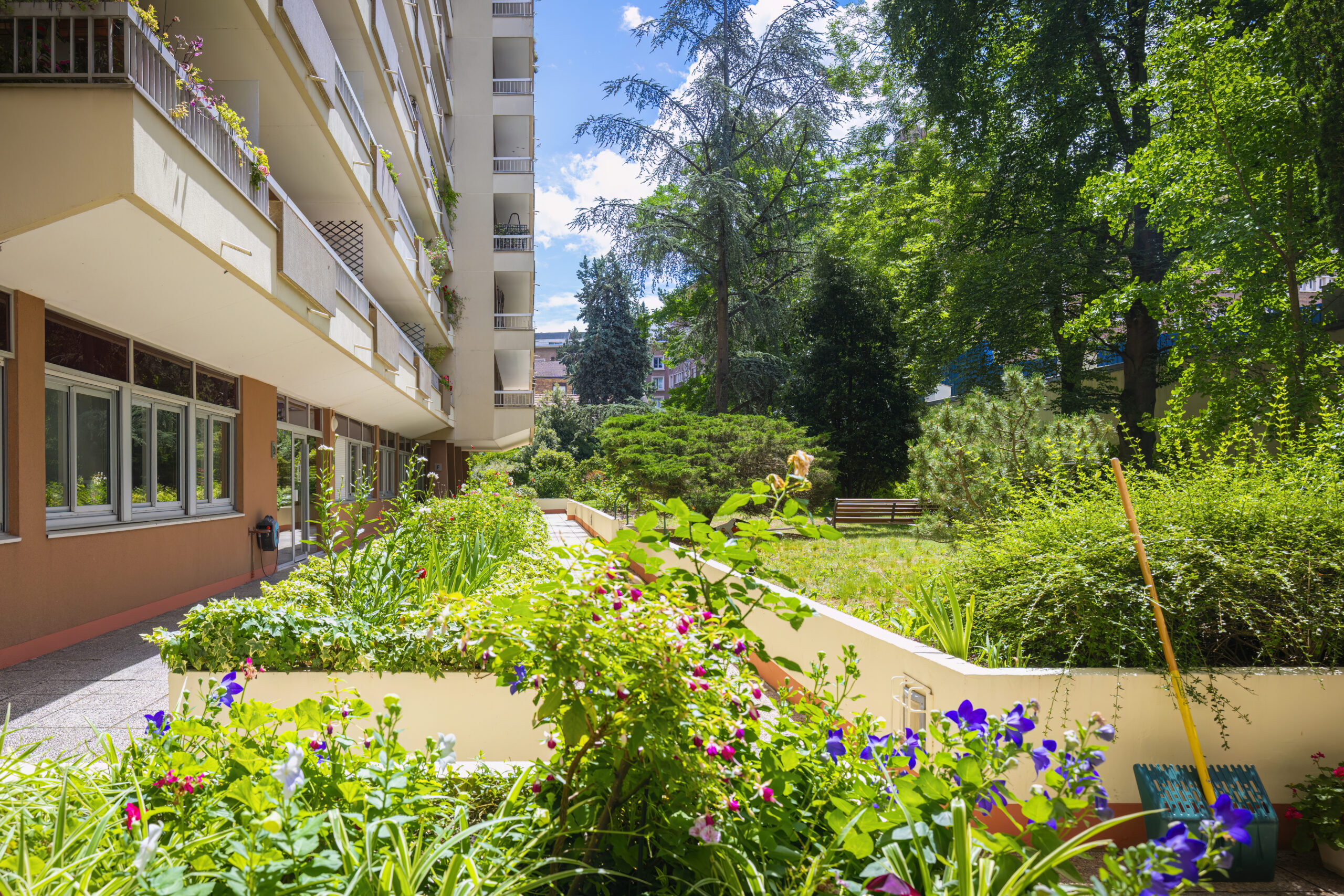 Entretien en vélo-cargo des jardins d’une résidence à Paris 15ème