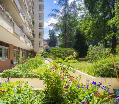Entretien en vélo-cargo des jardins d’une résidence à Paris 15ème