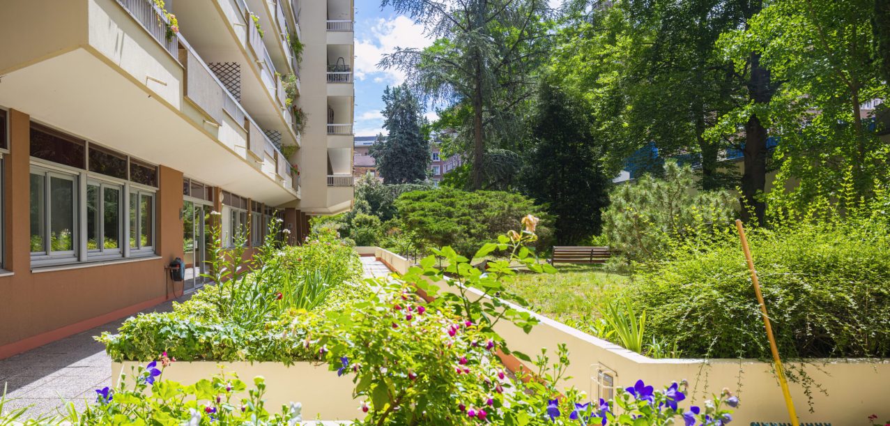 Entretien en vélo-cargo des jardins d’une résidence à Paris 15ème