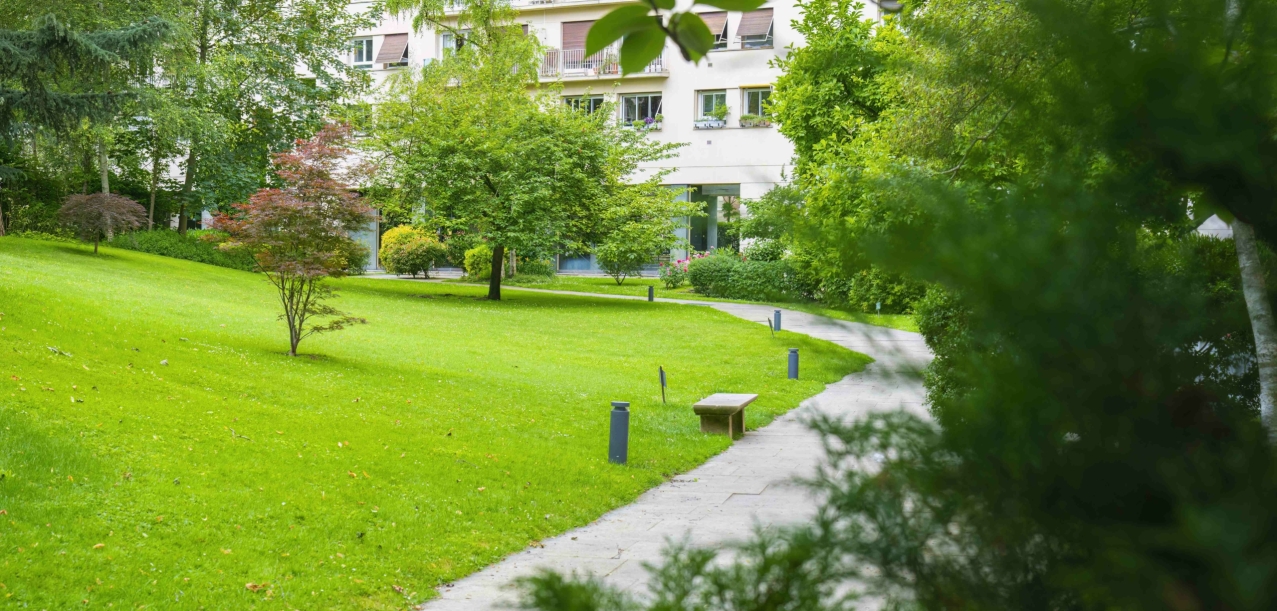 Entretien des jardins d’une résidence de standing à Paris (75016) (8)