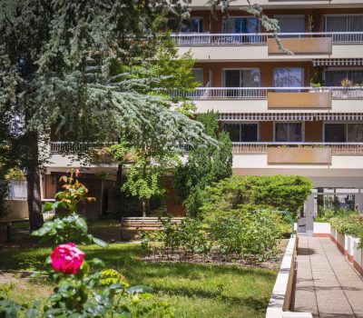 Entretien en vélo-cargo des jardins d’une résidence à Paris 15ème (3)