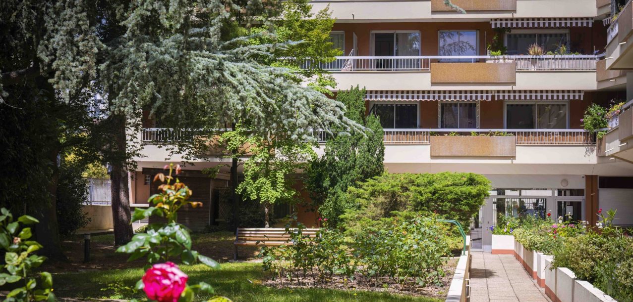 Entretien en vélo-cargo des jardins d’une résidence à Paris 15ème (3)