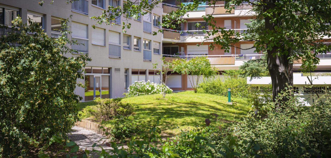 Entretien en vélo-cargo des jardins d’une résidence à Paris 15ème (2)