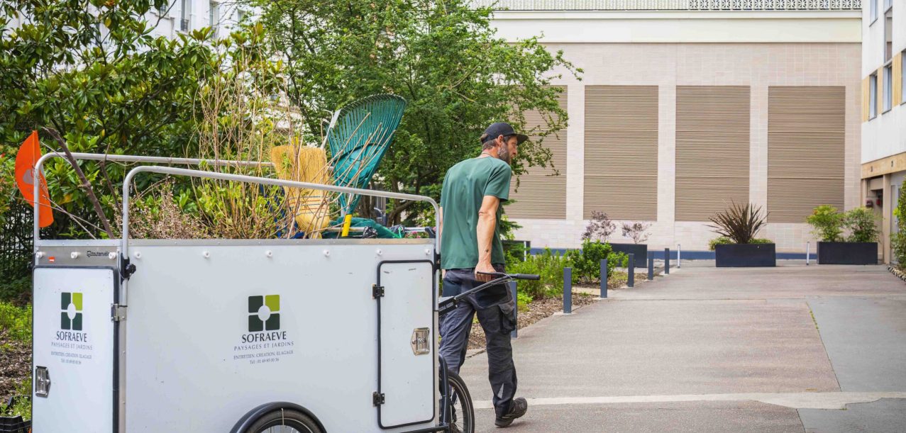 Entretien en vélo-cargo des jardins d’une résidence à Paris 15ème (5)