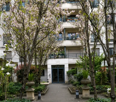 Entretien du parc intérieur d’une grande copropriété dans le 15e arrondissement de Paris (4)
