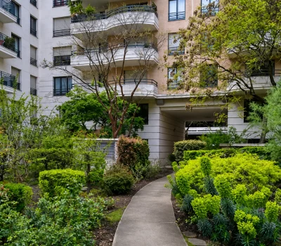 Entretien du parc intérieur d’une grande copropriété dans le 15e arrondissement de Paris (3)