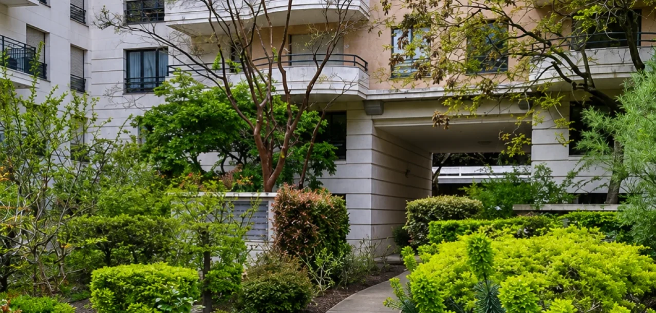 Entretien du parc intérieur d’une grande copropriété dans le 15e arrondissement de Paris (3)